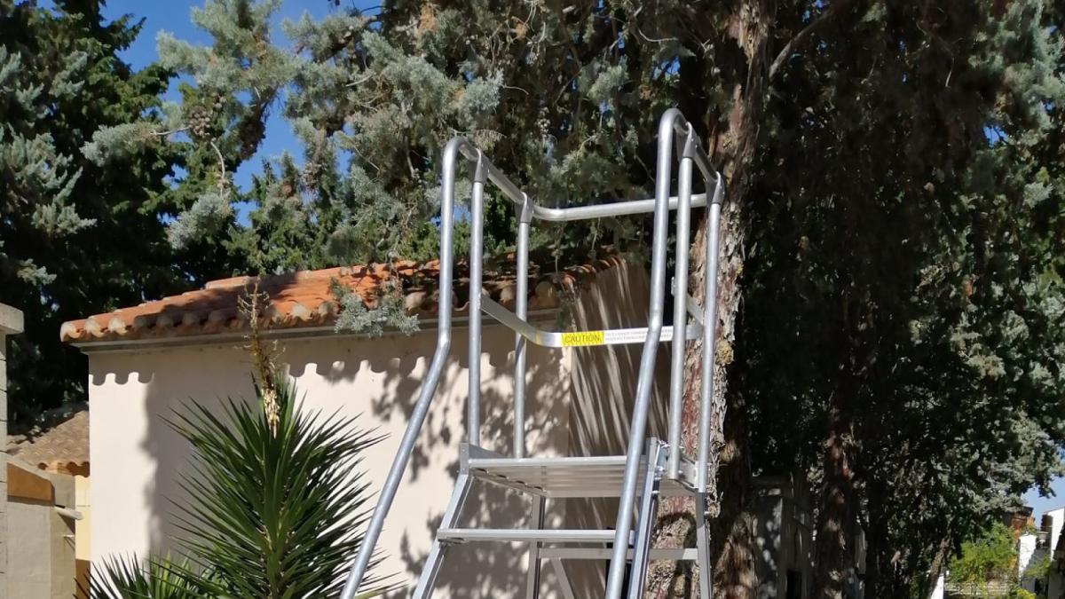 El Ayuntamiento de Jumilla renueva las papeleras y las escaleras móviles del Cementerio