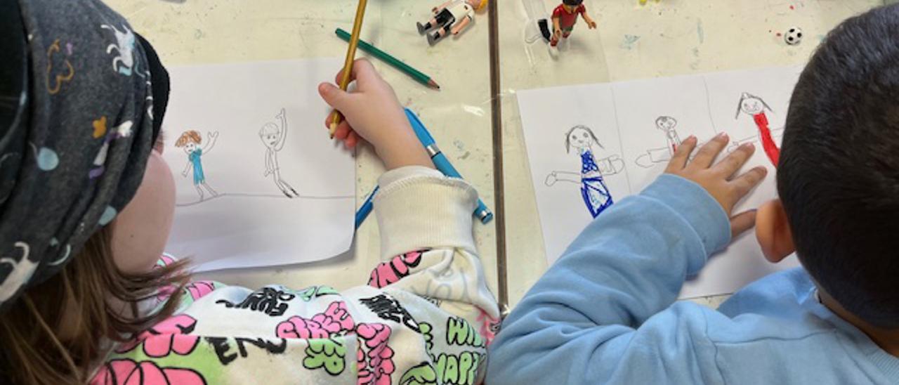 Escolares dibujan durante una clase de Laura Gualda.