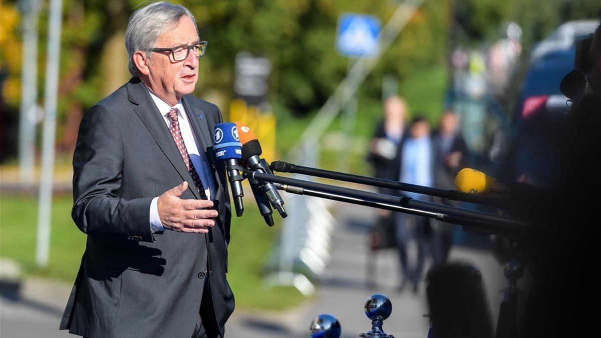 Juncker responde a los periodistas a su llegada a la cumbre de Tallin (Estonia), el 29 de septiembre.
