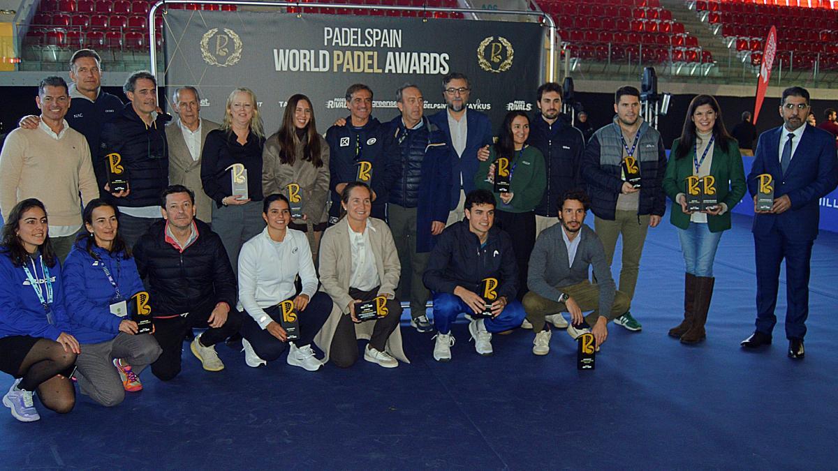 Todos los premiados posaron juntos en la Caja Mágica