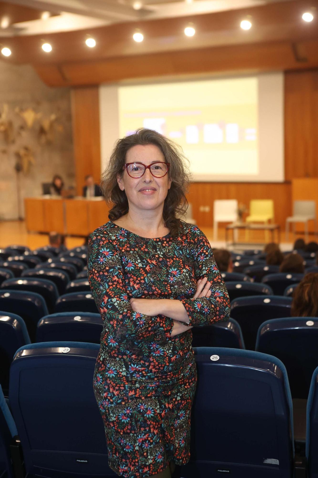 Rosa Flores, responsable de la Unidad de Trata de Cruz Roja, en la Facultad de Ciencias de la Educación de A Coruña.