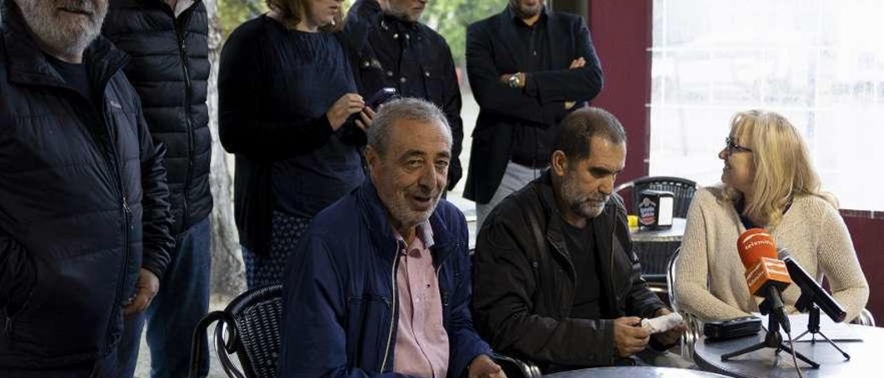 Miembros de la nueva plataforma, ayer, durante la lectura del manifiesto en O Posío. // Brais Lorenzo