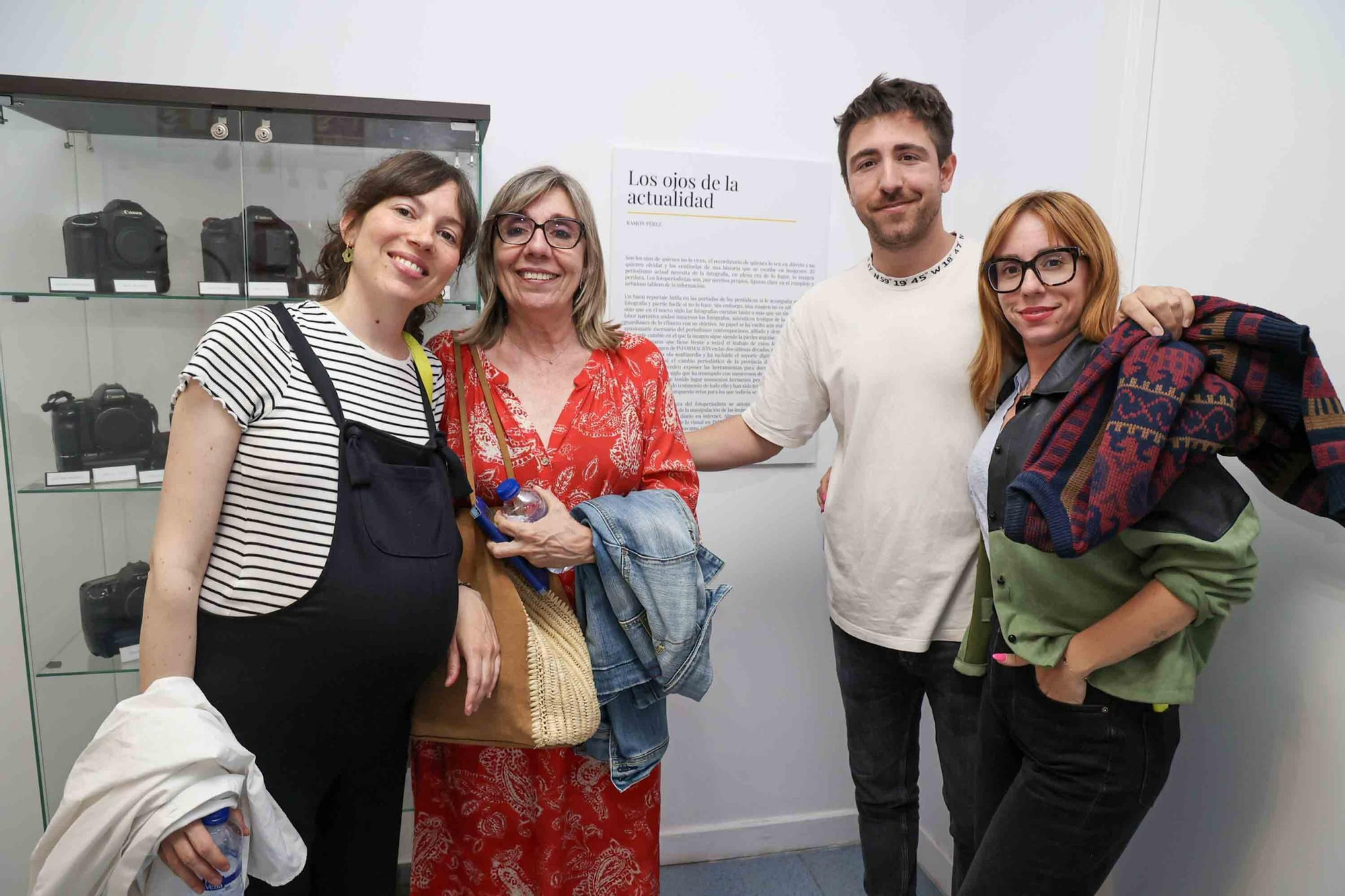 lleno total en la inauguración de INFotoperiodistas 2024,. un año de fotografía de prensa en Alicante