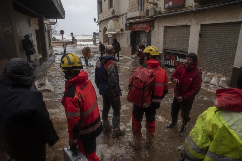 El temporal omple d'escuma de mar carrers de Tossa de Mar