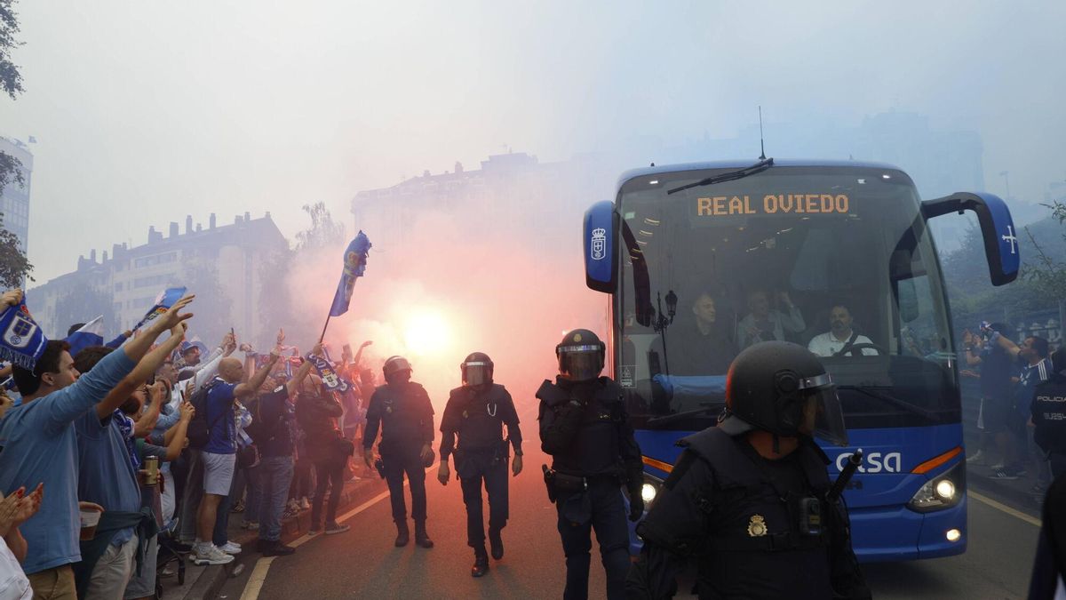 Oviedo se echa a la calle para arropar al equipo en las horas previas a la final del play-off de ascenso a Primera.