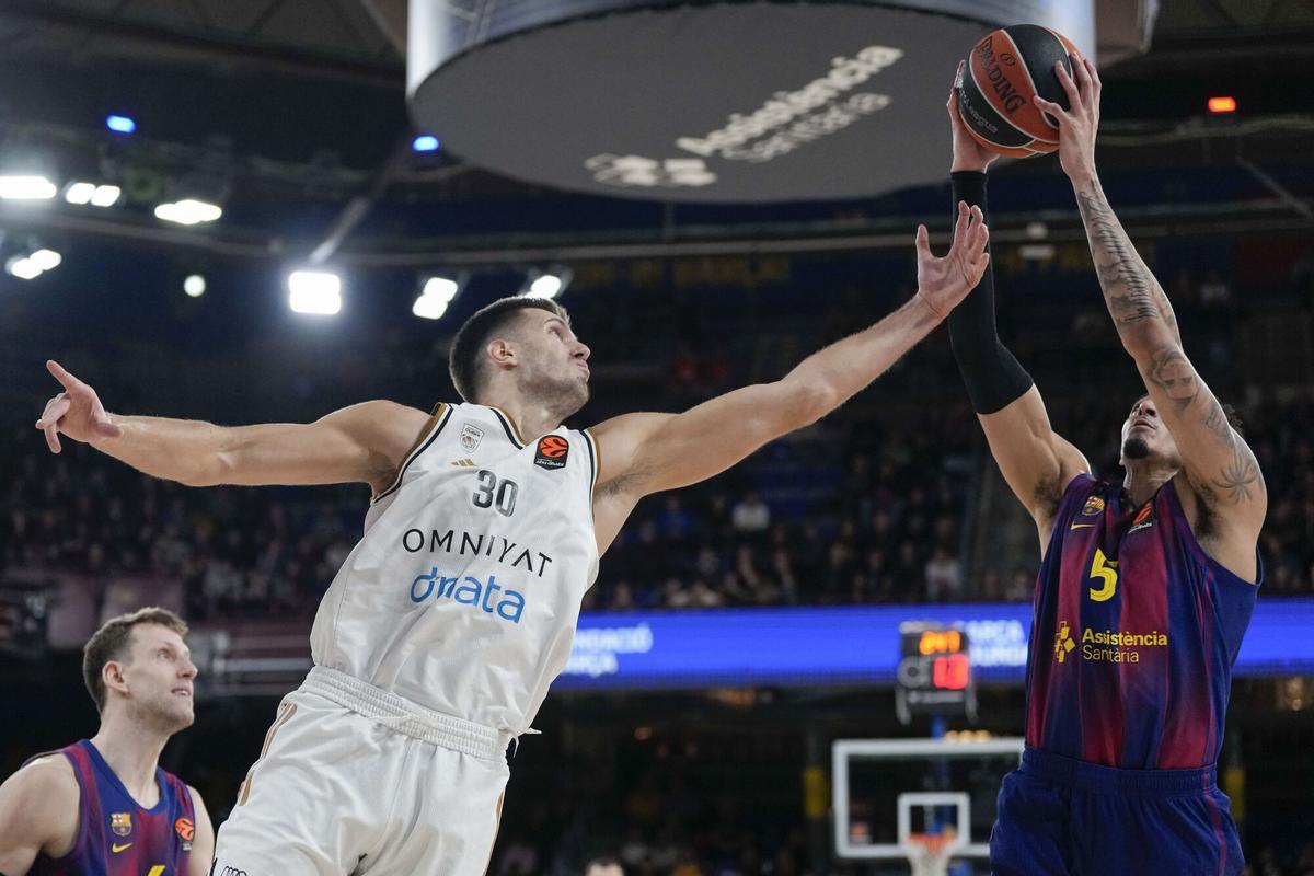 Miles Norris recoge un rebote en presencia de Filip Petrusev.