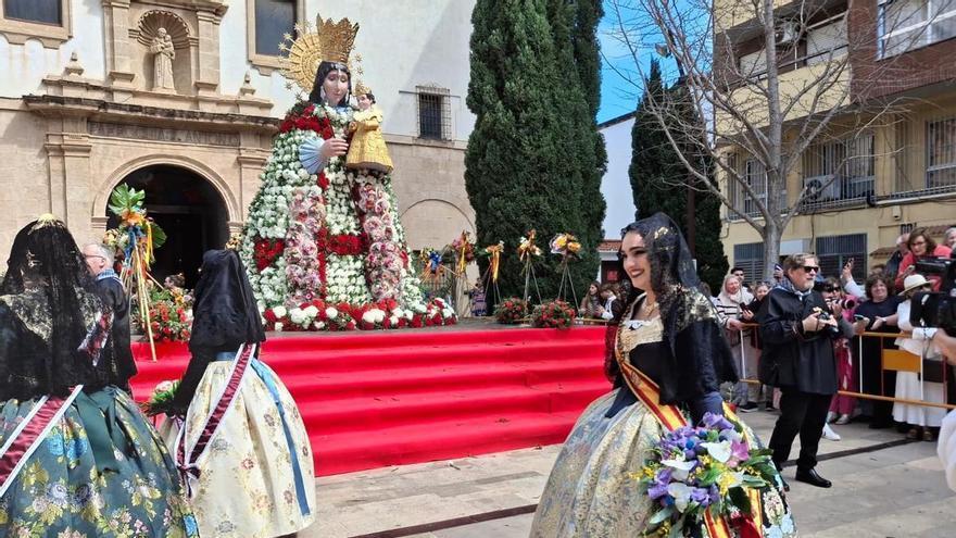 Emocionadísima: así ha vivido Paula Argudo, la fallera mayor de Dénia, el final de la ofrenda