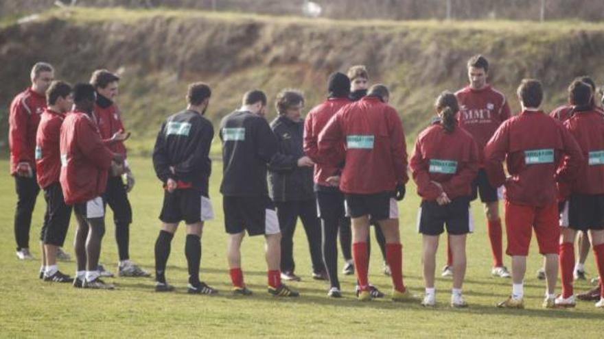 Roberto Aguirre, rodeado de sus jugadores durante el entrenamiento en el anexo.