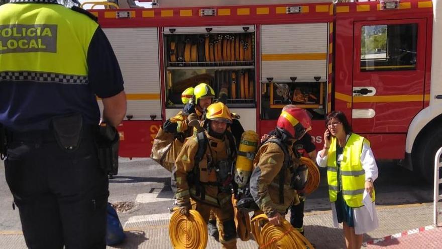 Los bomberos accediendo al Hospital de Elda esta mañana junto a un agente de la Policía Local y la gerente del Departamento de Salud