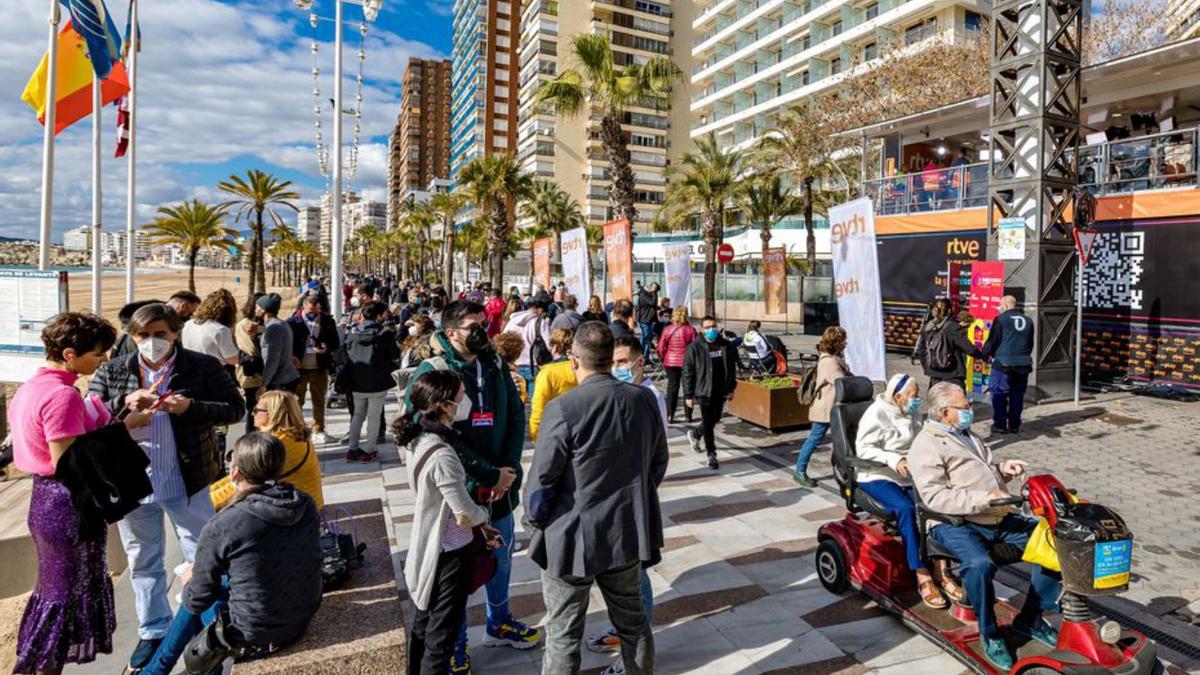 Ambiente frente al autobús de RTVE. |