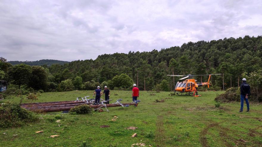 Endesa renova amb helicòpter 3,5 quilòmetres de la línia elèctrica a Capolat