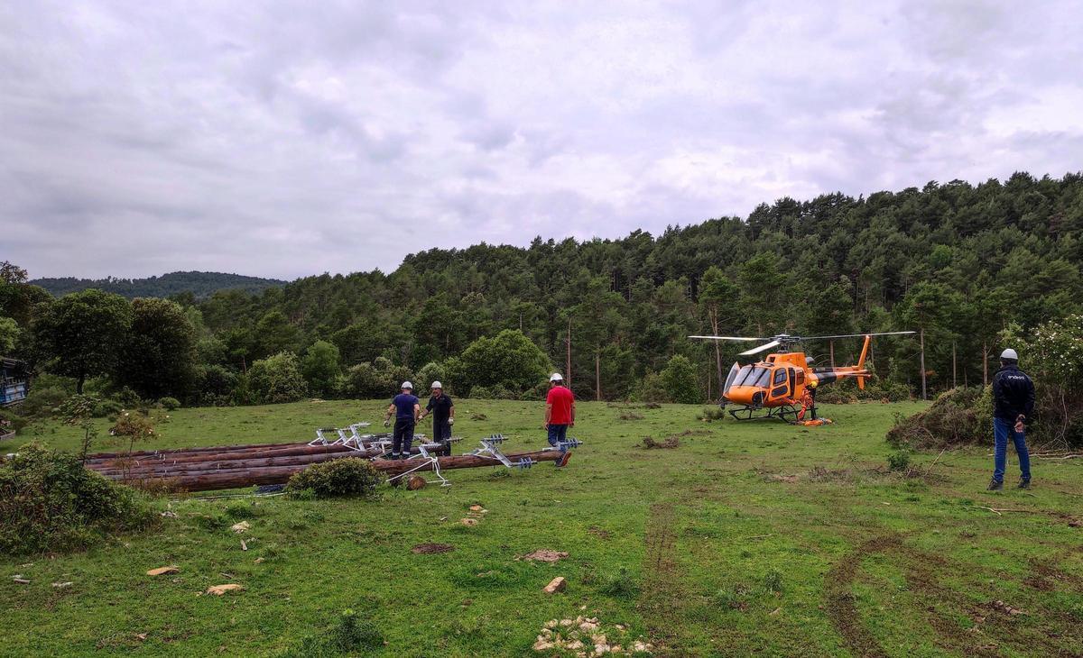 Renovació dels suports de fusta de la línia elècrica, amb helicòpter