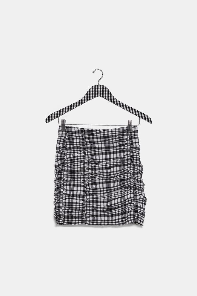 Minifalda en blanco y negro de Zara. (Precio: 22, 95 euros)