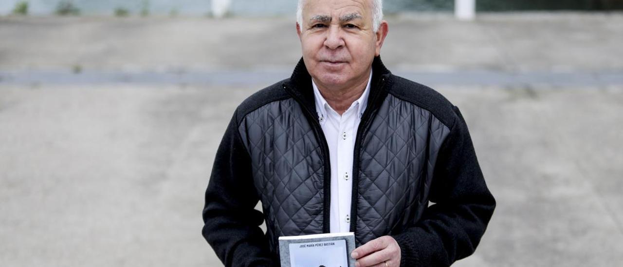 José María Pérez Bastián, con su libro.