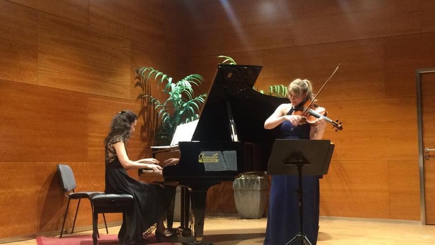 Molly Carr y Anna Petrova en el concierto en la Sala Clemente.