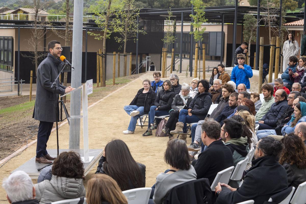 FONOLLOSA . ACTE D’ INAUGURACIÓ DE LES OBRES DE REFORMA I AMPLIACIÓ DE L’ ESCOLA AGRUPACIÓ SANT JORDI DE FONOLLOSA . ELOI HERNANDEZ " ALCALDE " I SARAY GOMEZ " DIRECTORA SERVEIS TERRITORIALS EDUCACIO CATRALUNYA CENTRAL "