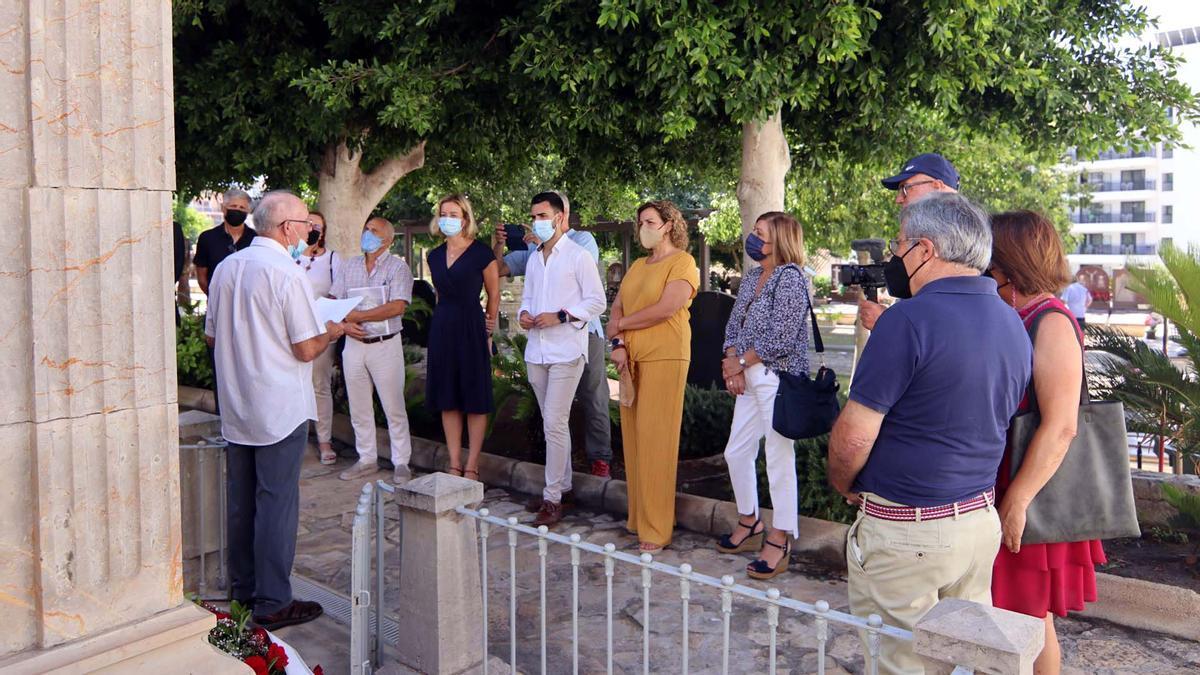 Un momento del homenaje a Pere Maria celebrado este lunes en el Cementerio viejo de Benidorm.