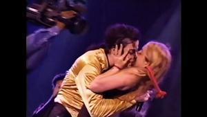 El dia que Michael Jackson va fer un petó a una fan (o es va deixar fer un petó) en ple concert i el moment va desencadenar una gran polèmica