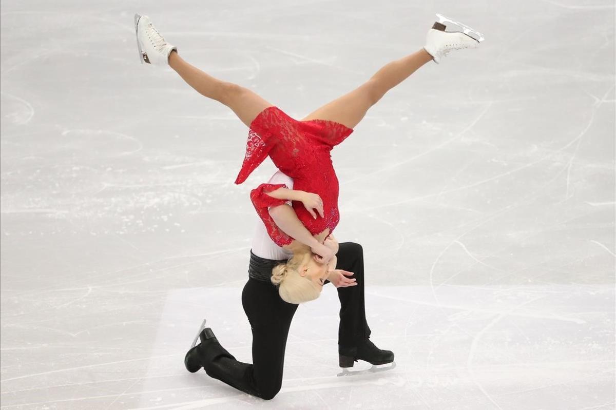 Los polacos Justyna Plutowska y Jeremie Flemin compiten en el programa de danza ritmica en los Campeonatos de Europa que se celebran este viernes en Minsk  Bielorrusia