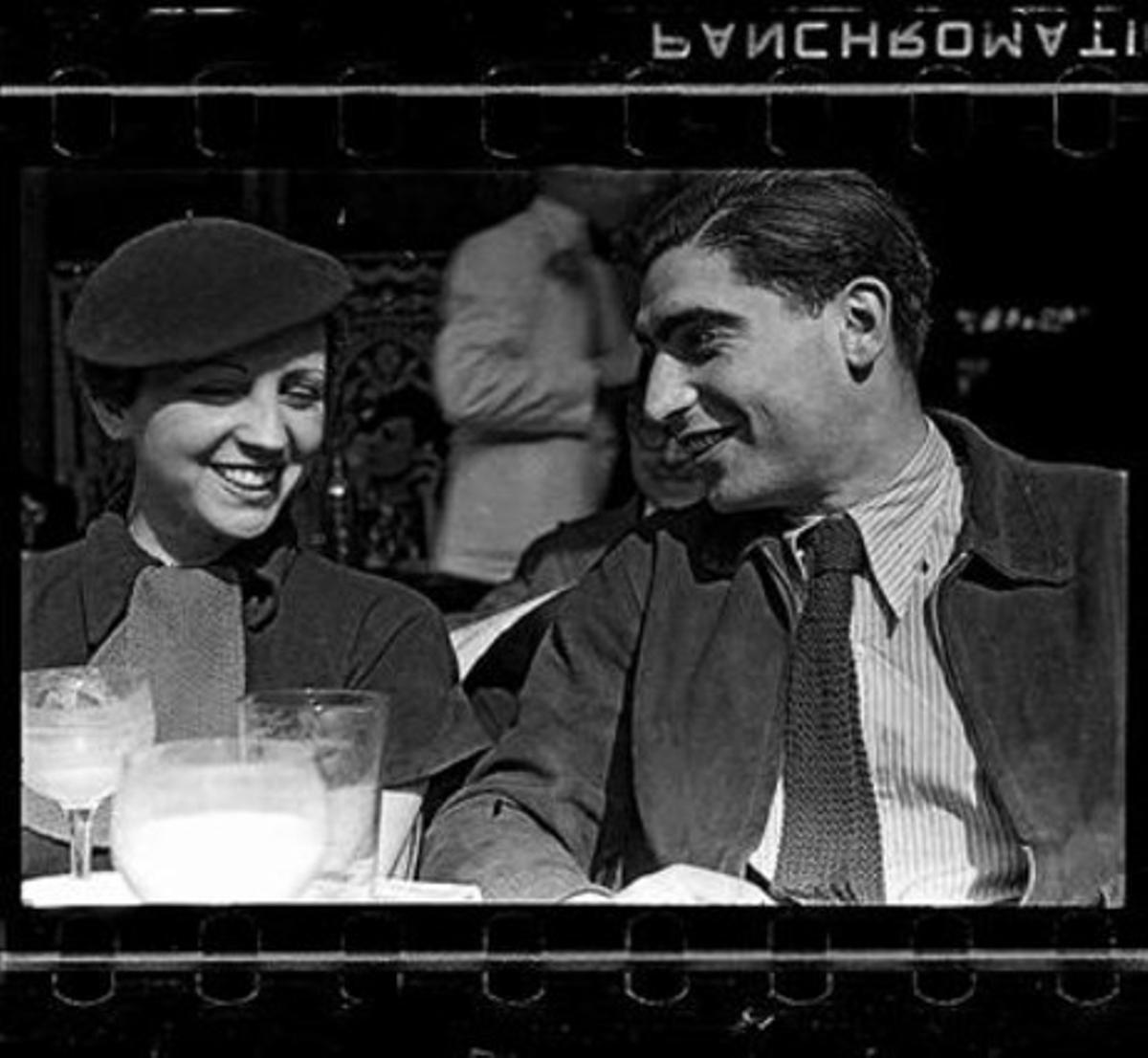 Gerda Taro i Robert Capa, a la terrassa del Café du Dôem de París, retratats pel seu amic Fred Stein (principis del 1936).