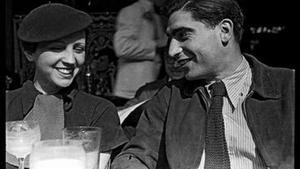 Gerda Taro y Robert Capa, en la terraza del Café du Dôme de París, retratados por su amigo Fred Stein (principios de 1936).