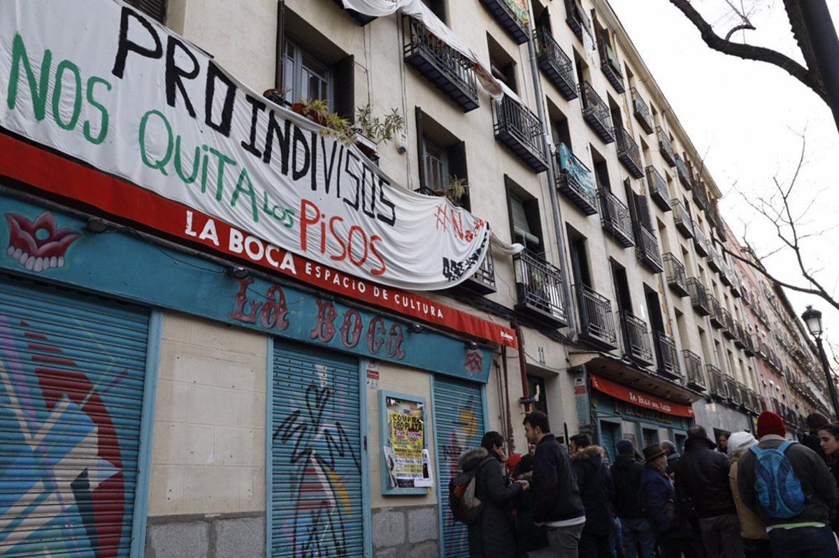 Vecinos reunidos en la calle Argumosa intentan detener un desahucio. 