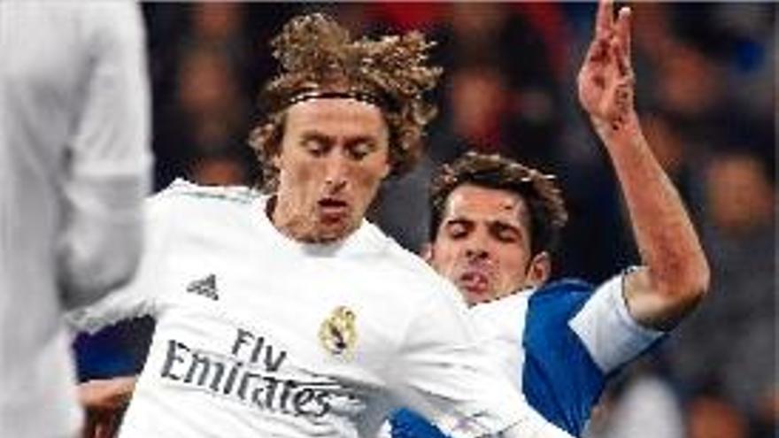 Víctor Sánchez intenta aturar Luka Modric en el partit d&#039;ahir.