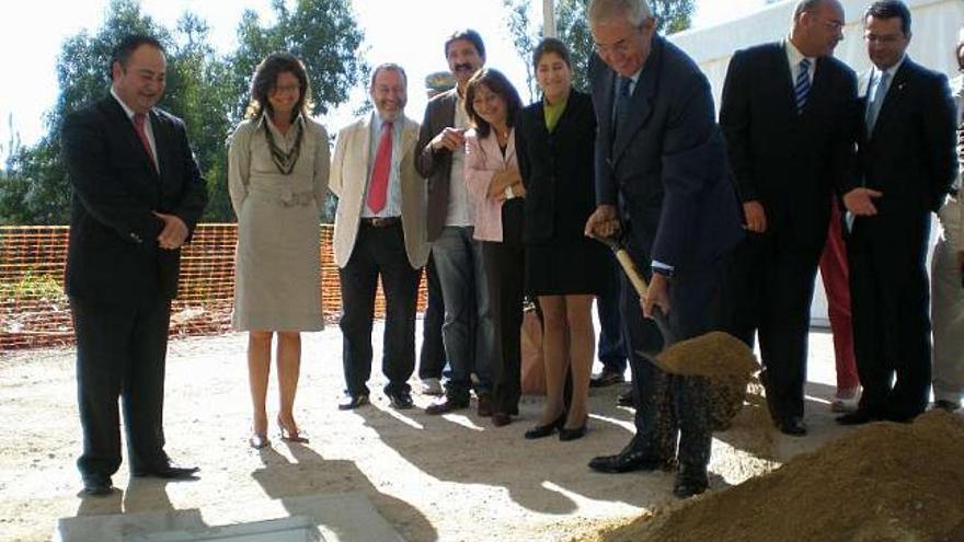 Emilio Pérez Touriño poniendo la primera piedra de la autovía Carballo-Berdoias en diciembre de 2008. / m. c. s.