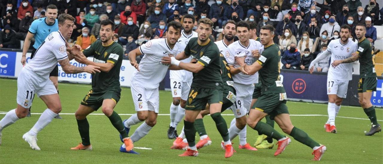 Lance del partido de la primera vuelta entre el Ceuta y el Córdoba CF.