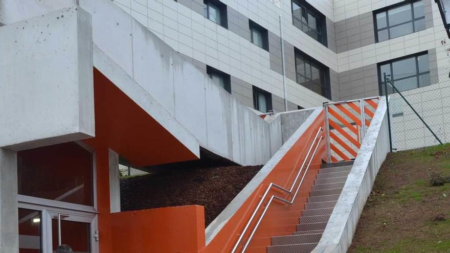 Un operario accediendo, ayer, al nuevo ascensor del centro de salud.