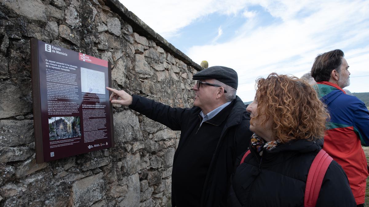 Plafó explicatiu al cementiri de Sant Mateu