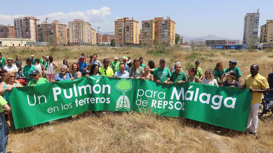 Integrantes de la plataforma ciudadana Bosque Urbano Málaga, en la parcela de Repsol, tras una marcha reivindicativa en junio del año pasado.