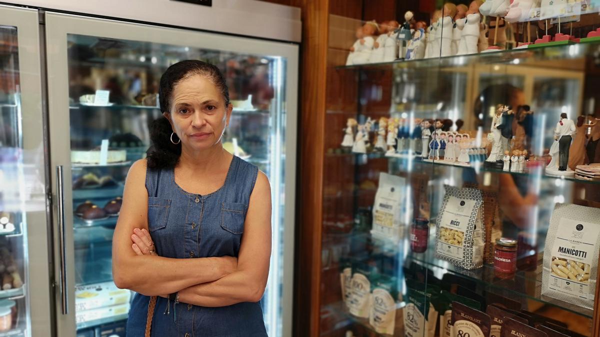 Ana Idoype, dueña de Tartas Melba, ayer en su tienda.