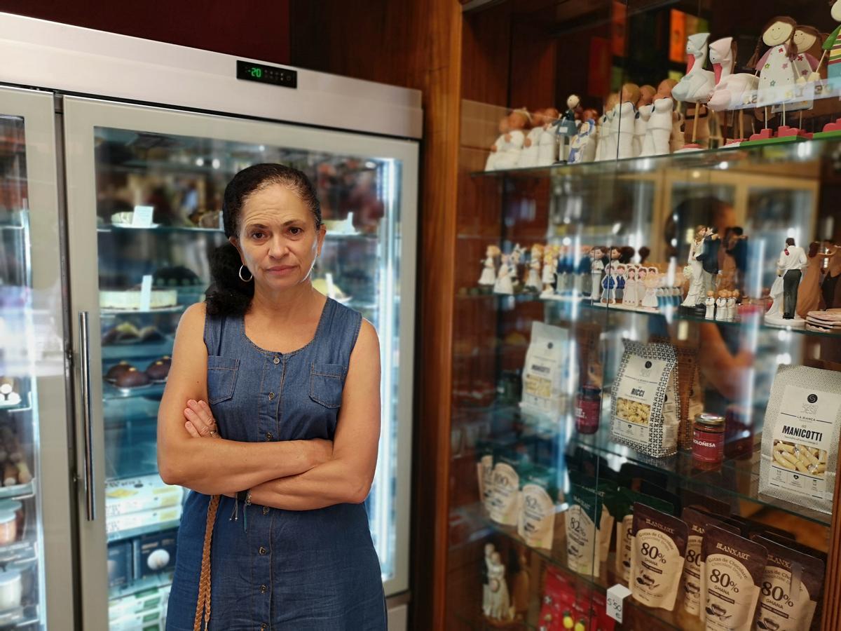 Ana Idoype, dueña de Tartas Melba, ayer en su tienda.