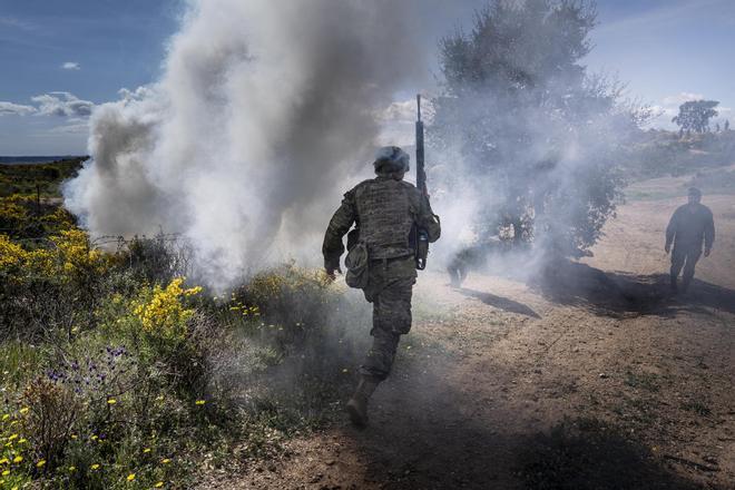 Militares ucranianos entrenan el combate con instructores del regimiento Barcelona 63