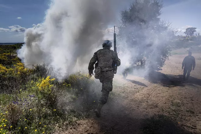 Militares ucranianos entrenan el combate con instructores del regimiento Barcelona 63