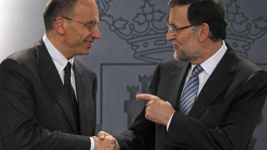 El primer ministro italiano, Enrico Letta, y Rajoy, al inicio de su rueda de prensa conjunta de ayer. .  // Efe