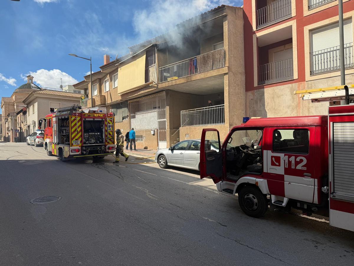 Humo saliendo del interior de la vivienda donde se ha producido el incendio