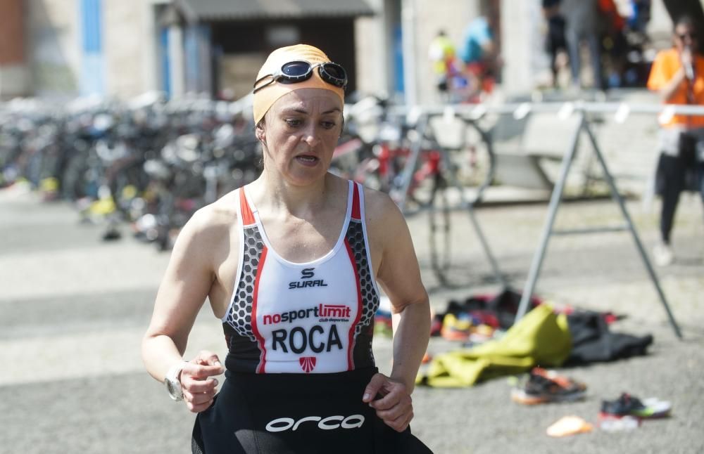 Más de 300 deportistas en el X Triatlón de Riazor