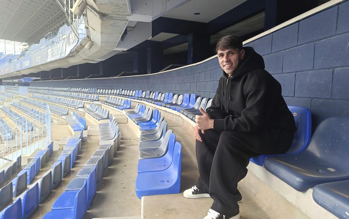 Izan Merino posa para La Opinión de Málaga en las gradas de La Rosaleda