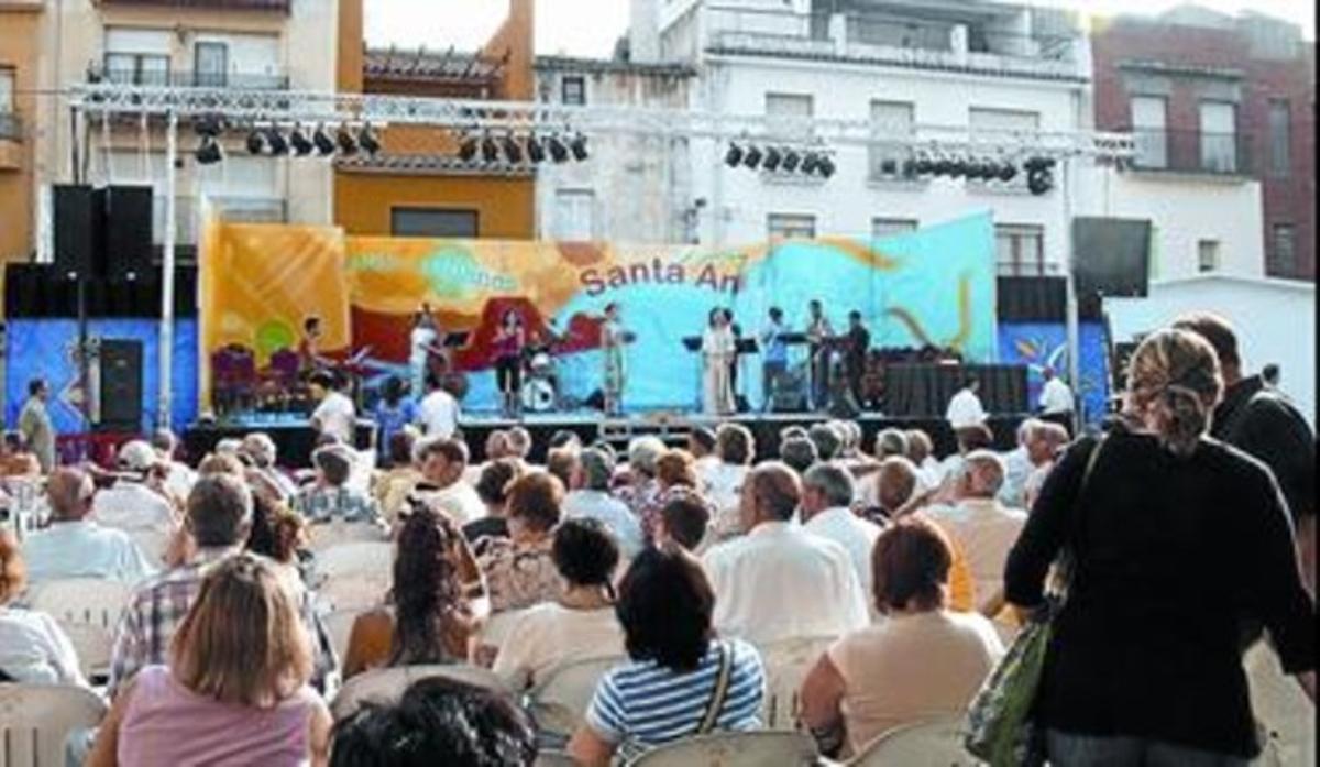Actuació musical a la plaça dels Dies Feiners durant la festa de l’any passat. Actuació musical a la plaça dels Dies Feiners durant la festa de l’any passat.