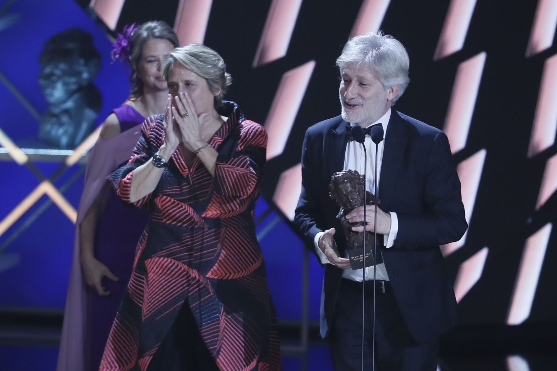 Los realizadores Gaizka Urresti y Paula Labordeta tras recibir el premio a &quot;mejor película documental&quot; por su trabajo &quot;Labordeta, un hombre sin mas&quot; en los Premio Goya 2023