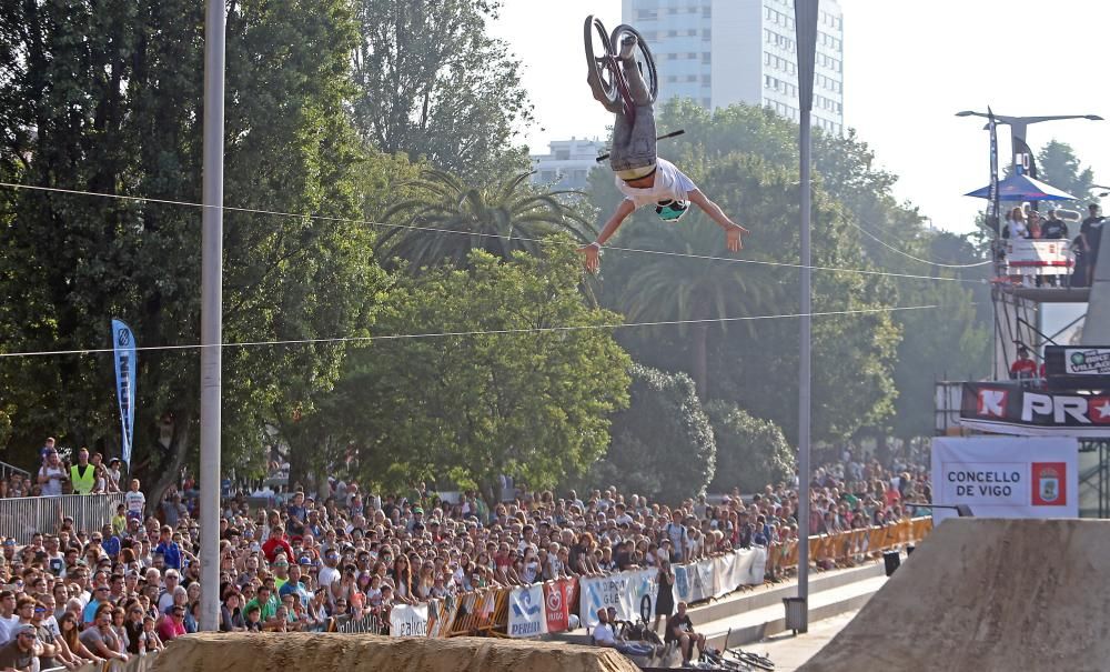 El festival de deportes urbanos atrajo ayer a As Avenidas a miles de personas para presenciar las espectaculares actuaciones de los participantes en pruebas de skate, bicicleta y motocross