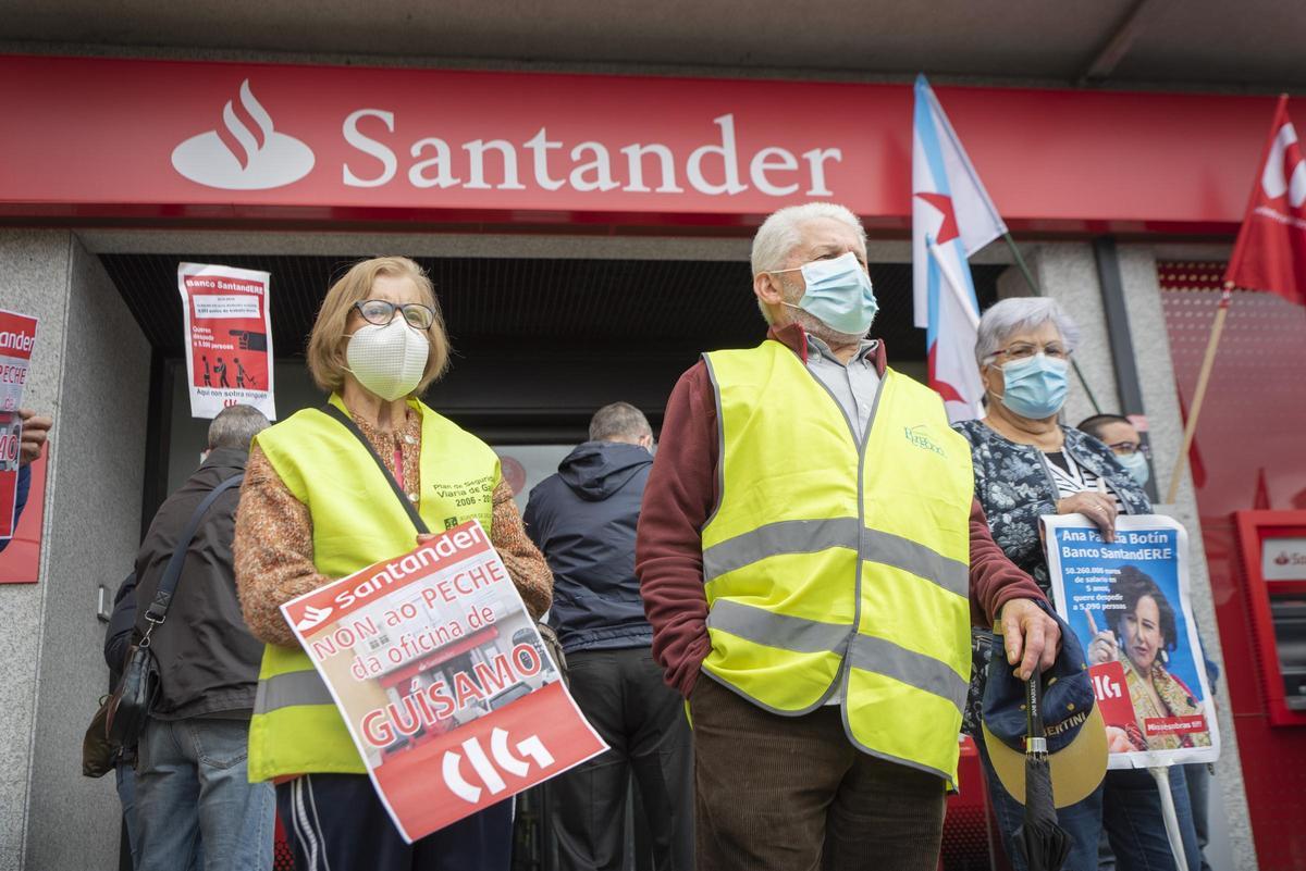 Protesta por el cierre de la oficina del banco Santander de Guísamo en 2021.