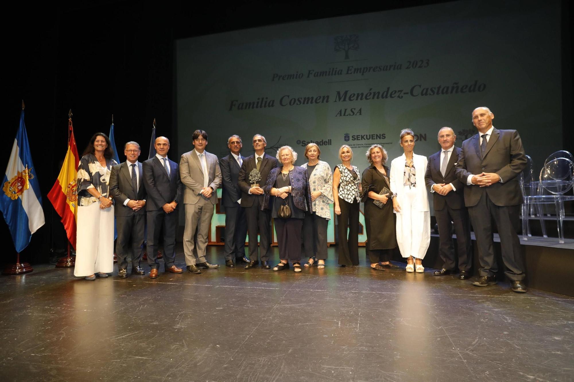 Entrega del premio "Familia Empresaria" a la familia Cosmen Menéndez-Castañedo