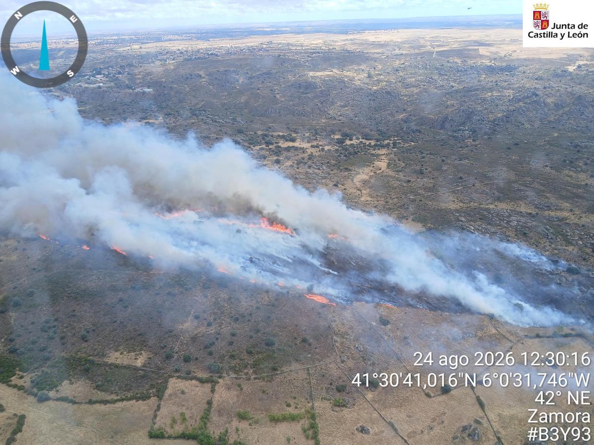 Vista aérea del avance del incendio de Villalcampo
