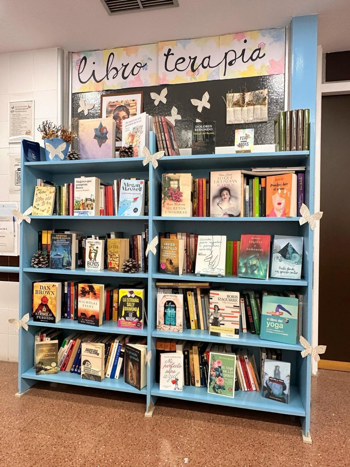 Estantería de libros en la Libroterapia del Clínico.
