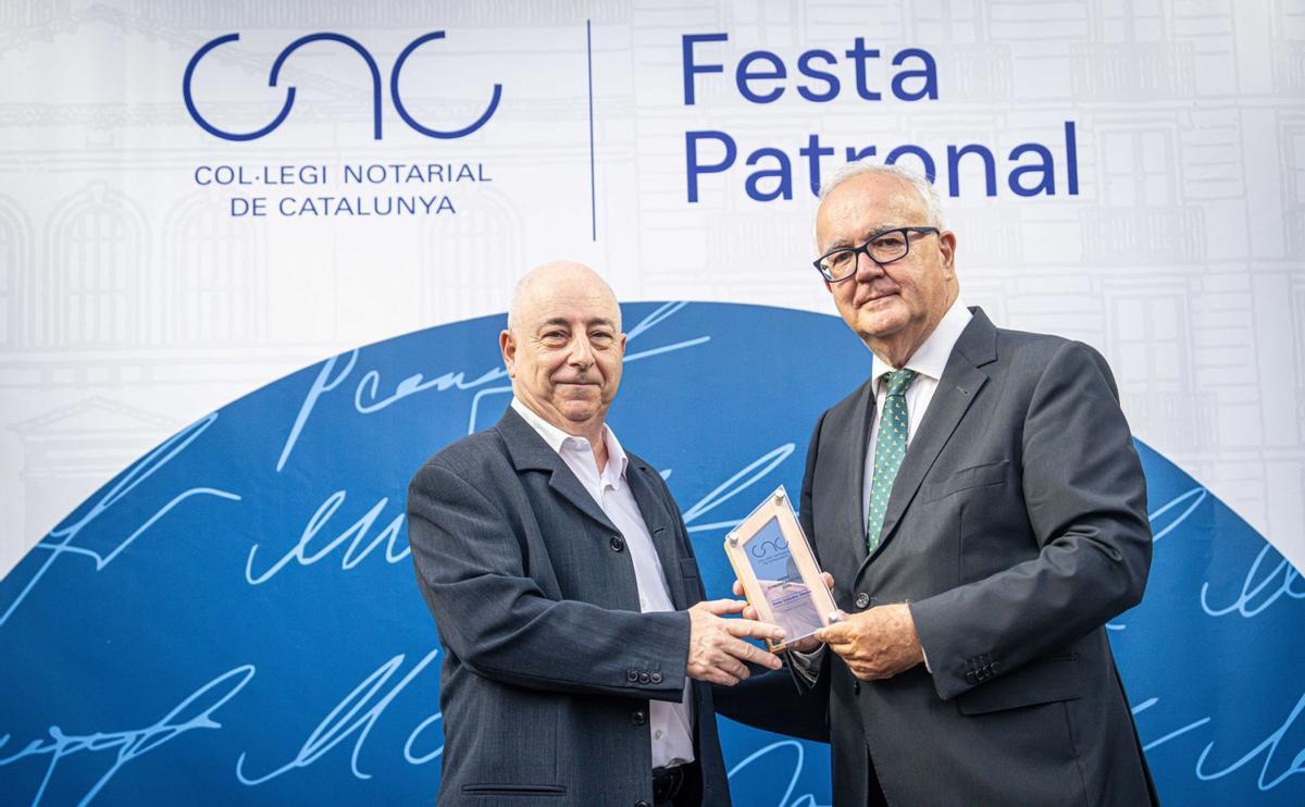 El Col·legi Notarial premia el periodista J. G. Albalat El Col·legi Notarial premia el periodista J. G. Albalat