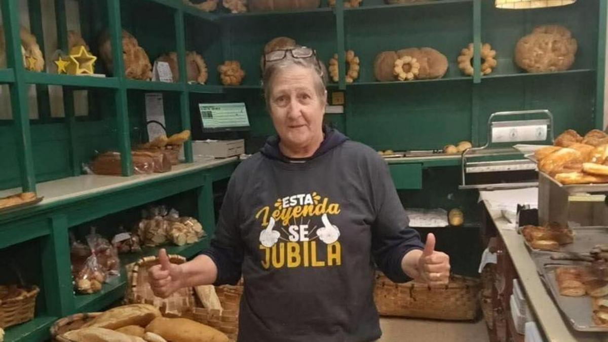 Marga Figaredo, en la panadería La Portalina, con una sudadera cuyo lema hace referencia a su jubilación.