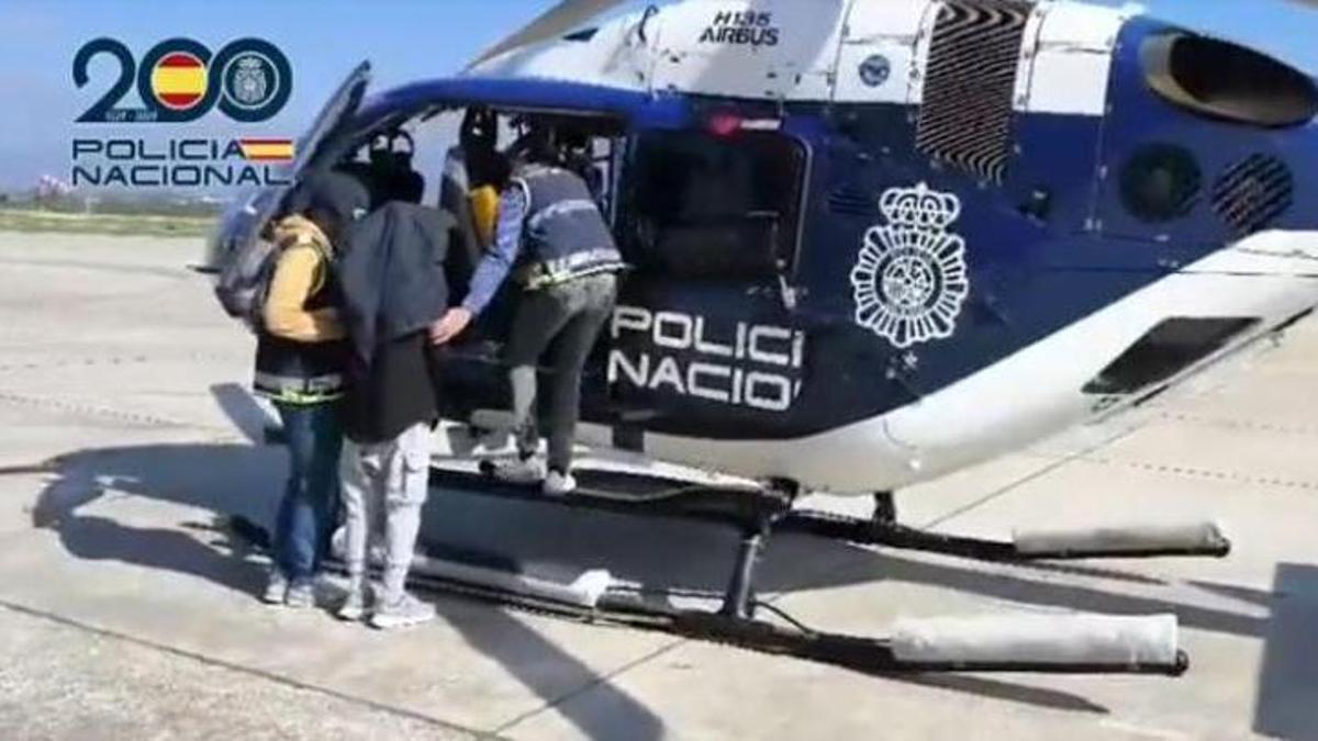Agentes de la Policía Nacional introducen al presunto terrorista yihadista detenido en Palma en el helicóptero para su traslado ante la Audiencia Nacional.